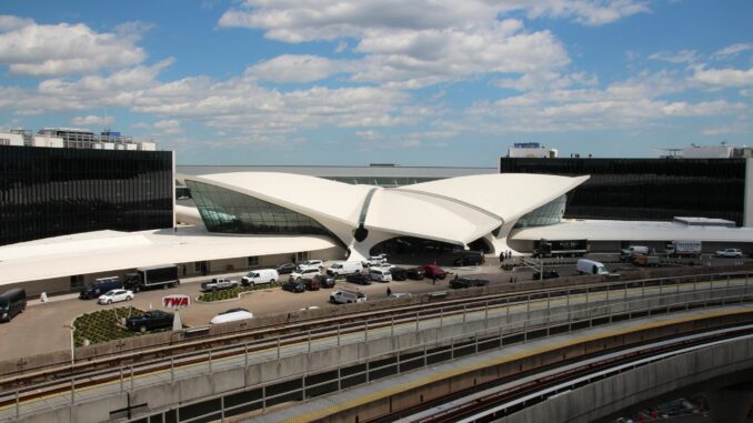 Werke von zwei deutschen Künstlerinnen sind künftig dauerhaft am New Yorker Flughafen JFK zu sehen sein. D