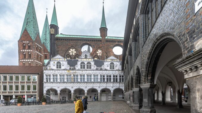 Blick vom Rathausmarkt auf das Lübecker Rathaus mit dem Ratskeller. (Archivbild)