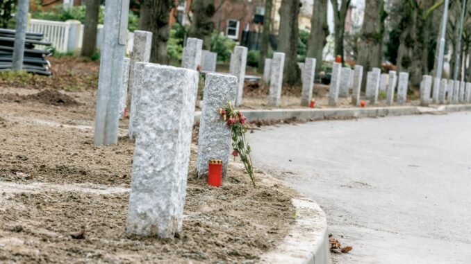 Granit-Stelen haben in Lübeck die Gemüter erhitzt. Nun kommen 150 davon wieder weg. (Archivbild)