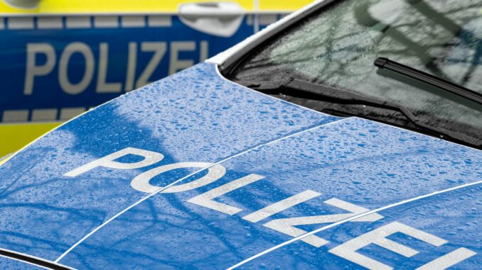 Die Polizei stoppt einen 25 Jahre alten Raser und stellt sein Auto sicher. (Archivbild)