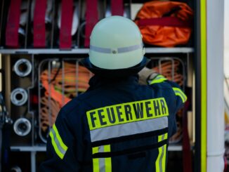 Der Brand war der Feuerwehr zufolge im Dachgeschoss ausgebrochen. (Symbolbild)