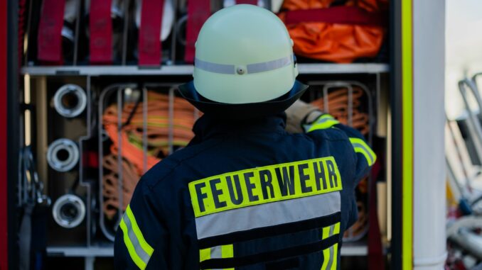 Der Brand war der Feuerwehr zufolge im Dachgeschoss ausgebrochen. (Symbolbild)