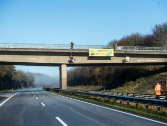 Vier Angeklagte sind wegen der Abseilaktion vom Amtsgericht Schleswig wegen Nötigung zu Geldstrafen verurteilt worden und haben dagegen Berufung eingelegt - diese wird  nun verhandelt. (Archivbild)