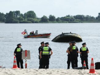 Eine Woche nach dem tragischen Badeunfall an der Elbe ist das ertrunkene Mädchen noch nicht wieder aufgetaucht.