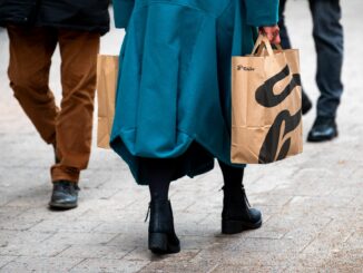 Eine Frau mit Einkaufstüten geht durch die Hamburger Innenstadt.