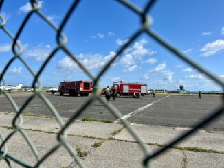 Auf dem Flughafen Sylt haben sich zwei Klima-Demonstratinnen der Letzten Generation kurzzeitig auf dem Rollfeld festgeklebt.