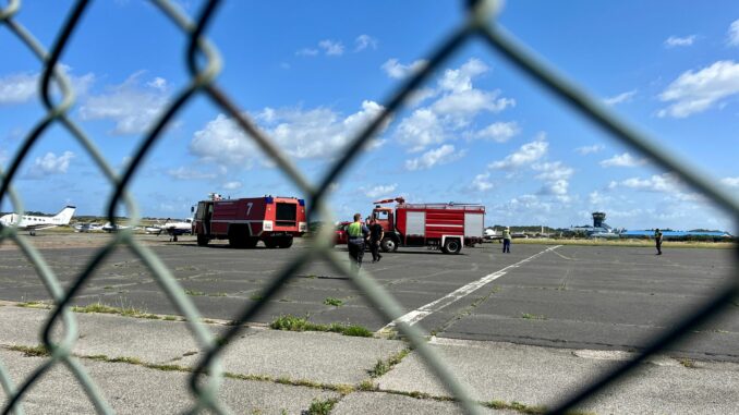 Auf dem Flughafen Sylt haben sich zwei Klima-Demonstratinnen der Letzten Generation kurzzeitig auf dem Rollfeld festgeklebt.