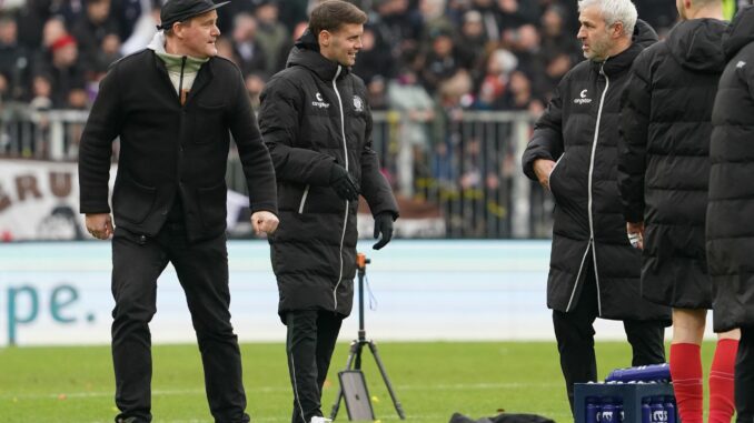 Präsident Oke Göttlich vom Fußball-Bundesligisten FC St. Pauli sieht beim Premier-League-Trainer Fabian Hürzeler trotz des Anfangserfolgs noch eine wichtige Lektion ausstehend.