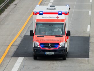 Bei einem Verkehrsunfall auf der B73 wird ein Teenager schwer verletzt.