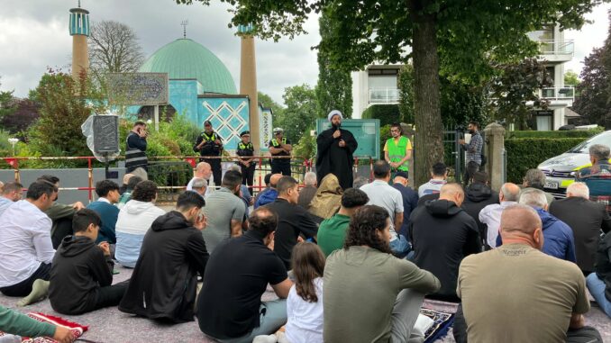 Hamburgs CDU-Chef Dennis Thering spricht angesichts der Gebete vor der geschlossenen Blauen Mosche von unhaltbaren zuständen.