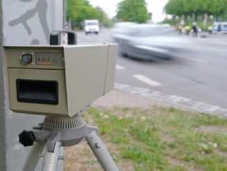 Die Kamera einer Geschwindigkeitsmesseinrichtung während einer Verkehrskontrolle. (Symbolbild)