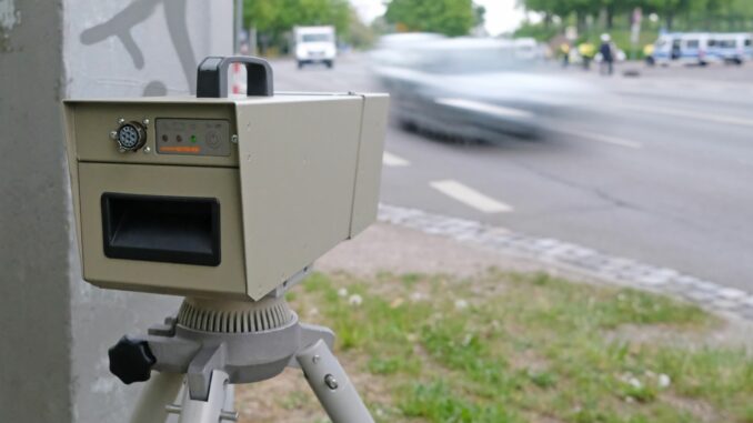 Die Kamera einer Geschwindigkeitsmesseinrichtung während einer Verkehrskontrolle. (Symbolbild)