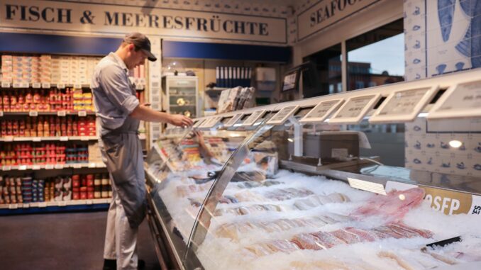 Die Bundesbürger haben im vergangenen Jahr weniger Fisch gekauft, insgesamt dafür aber mehr Geld ausgegeben.