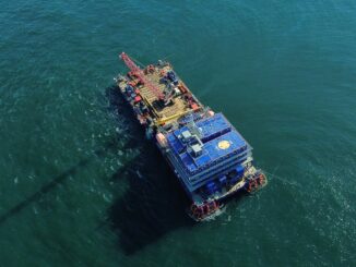 Genau unter dieser Barge liegt die gesunkene «Verity» auf dem Grund der Nordsee. (Handout)