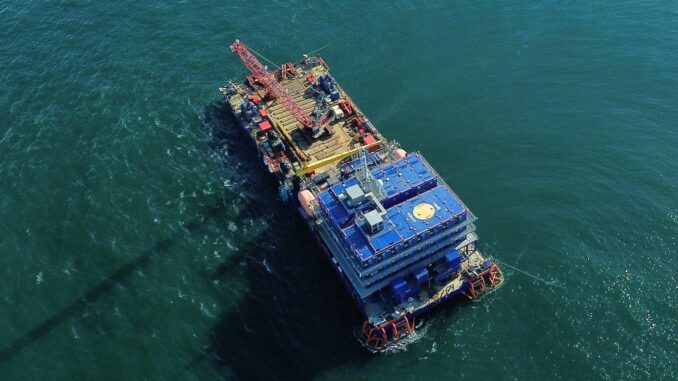 Genau unter dieser Barge liegt die gesunkene «Verity» auf dem Grund der Nordsee. (Handout)