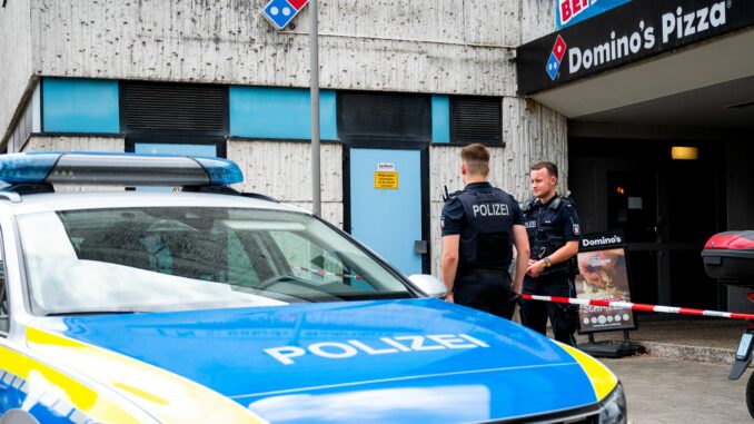 Bei einer Auseinandersetzung in einem Pizzaservice wurden sechs Menschen verletzt.