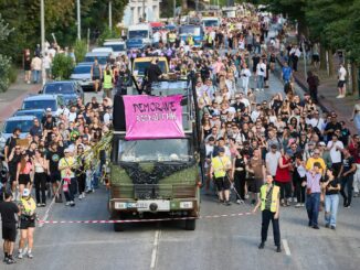 Begleitet von lauter Techno-Musik ziehen Hunderte Raver durch Hamburg