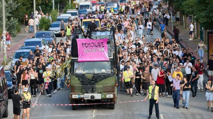 Begleitet von lauter Techno-Musik ziehen Hunderte Raver durch Hamburg