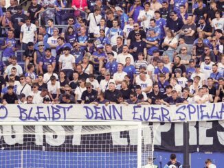 Mit Spruchbändern protestieren Hoffenheimer Fans gegen die Clubpolitik