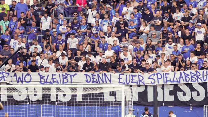 Mit Spruchbändern protestieren Hoffenheimer Fans gegen die Clubpolitik