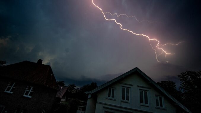 Der Deutsche Wetterdienst (DWD) rechnet mit Gewittern im Norden.