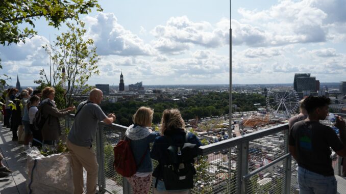 Im ersten Halbjahr haben Touristiker in Hamburg über sieben Millionen Übernachtungen gezählt, also rund fünf Prozent mehr als im ersten Halbjahr des letzten Vor-Corona-Jahrs 2019.