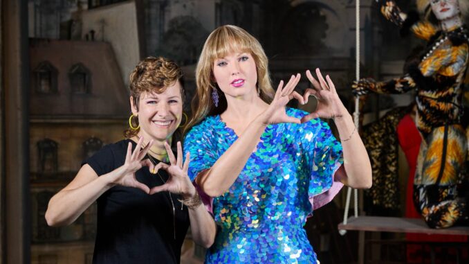 Taylor Swifts Wachsfigur begrüßt die Besucher mit einem Herzchen.