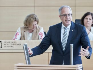 CDU-Fraktionschef Tobias Koch sieht die Landesregierung in Schleswig-Holstein beim Haushalt auf Kurs. (Archivbild)