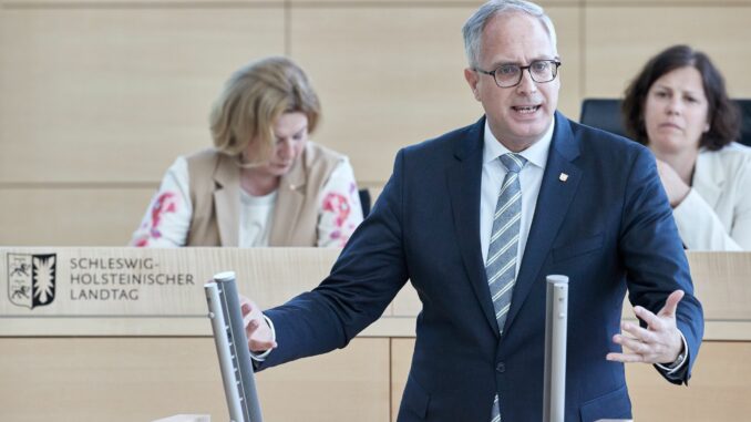 CDU-Fraktionschef Tobias Koch sieht die Landesregierung in Schleswig-Holstein beim Haushalt auf Kurs. (Archivbild) 