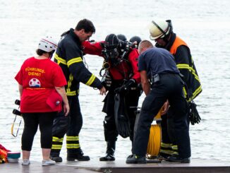 Ein 23-jähriger Afghane ist im Allermöher See beim Baden ertrunken. Einsatzkräfte suchten den See ab. Sie konnten den jungen Mann nur noch tot bergen.