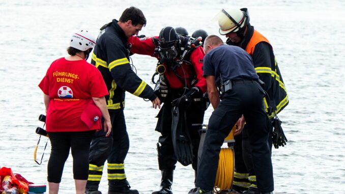 Ein 23-jähriger Afghane ist im Allermöher See beim Baden ertrunken. Einsatzkräfte suchten den See ab. Sie konnten den jungen Mann nur noch tot bergen.