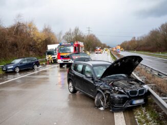 Beschädigte Fahrzeuge stehen nach einem Hagelschauer auf der A23. (Archivbild)