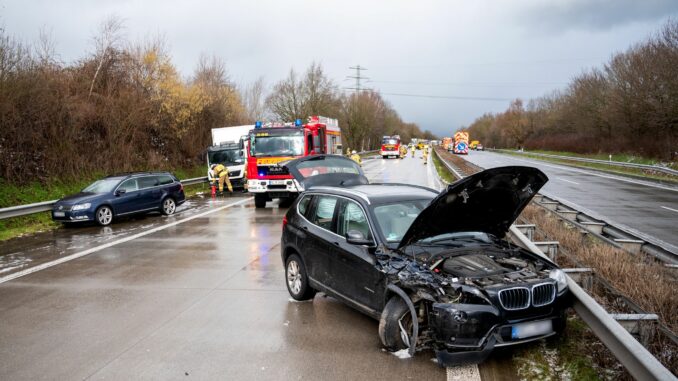 Beschädigte Fahrzeuge stehen nach einem Hagelschauer auf der A23. (Archivbild)