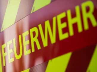 Nach einem Brand werden Menschen aus einer Klinik in Neustadt in Sicherheit gebracht. (Illustration)