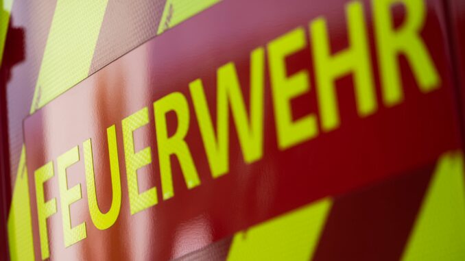 Nach einem Brand werden Menschen aus einer Klinik in Neustadt in Sicherheit gebracht. (Illustration)