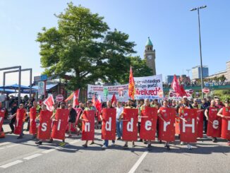 Hunderte Menschen demonstrieren gegen den Teilverkauf des Hamburger Hafenlogistikers HHLA an die Reederei MSC.