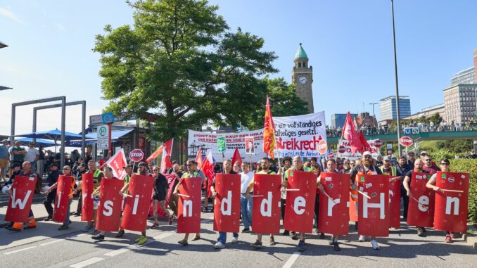 Hunderte Menschen demonstrieren gegen den Teilverkauf des Hamburger Hafenlogistikers HHLA an die Reederei MSC.