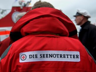 Von einer Segeljacht haben Seenotretter auf der Ostsee wegen starker Rauchentwicklung an Bord zwei Männer und ein Kind geholt und an Land gebracht. (Symbolbild)