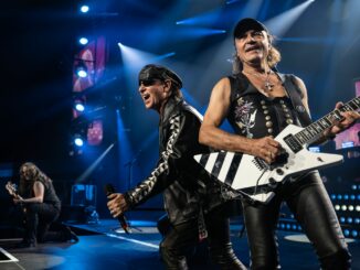 Matthias Jabs, Gitarrist der Scorpions (rechts, hier an der Seite von Frontmann Klaus Meine) hat sich verletzt. (Archivbild)