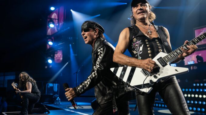 Matthias Jabs, Gitarrist der Scorpions (rechts, hier an der Seite von Frontmann Klaus Meine) hat sich verletzt. (Archivbild)