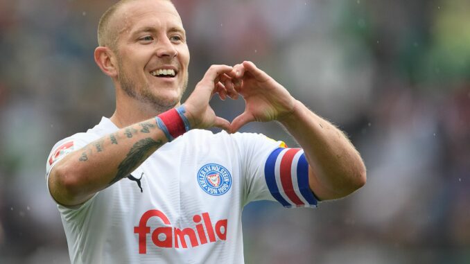 Sieht im 1. FC Heidenheim ein Vorbild: Kapitän Lewis Holtby von Bundesliga-Aufsteiger Holstein Kiel. (Archivbild)