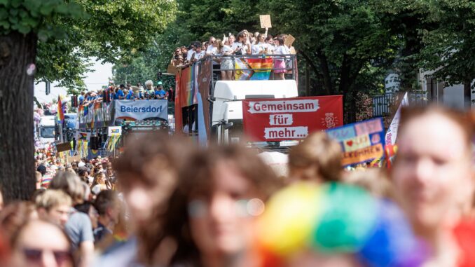 Hundertausende sind beim Christopher Street Day auf der Straße.