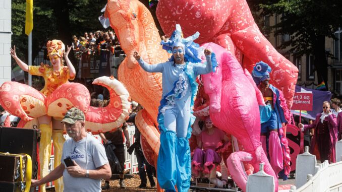 Wild, bunt und ausgelassen hat Hamburg den CSD mit einer Demo gefeiert.