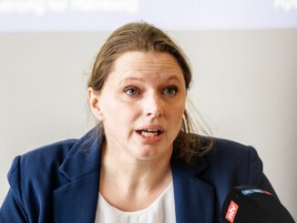 Hamburgs Wirtschaftssenatorin Melanie Leonhard während einer Pressekonferenz.