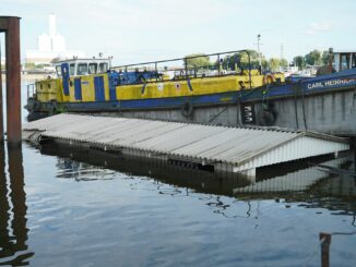 Da guckt nur noch das Dach raus. Ein Schwimmponton ist im Hamburger Hafen gesunken.