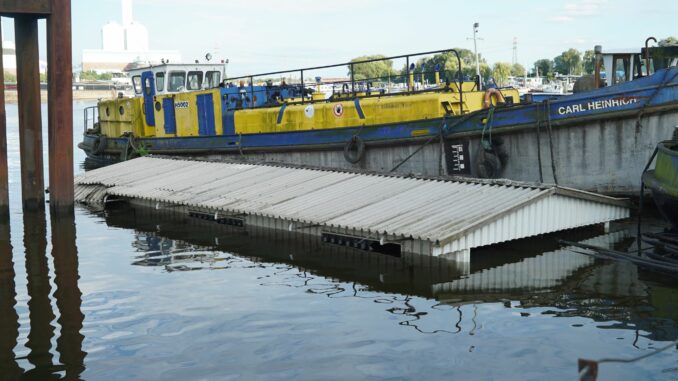 Da guckt nur noch das Dach raus. Ein Schwimmponton ist im Hamburger Hafen gesunken.