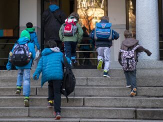 Für viele Schülerinnen und Schüler ist der Unterricht nach den Sommerferien wieder gestartet. (Archivbild)