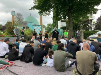 Die Versammlungsbehörde verfügt Auflagen für die öffentlichen Gebete vor der geschlossenen Moschee. (Archivbild)