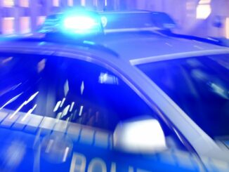 Ein 18-Jähriger liefert sich in Neumünster eine Verfolgungsfahrt mit der Polizei. (Symbolbild)