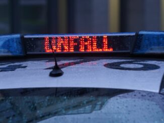 Getränkekisten sorgen für Stau auf der A7 vor dem Elbtunnel.